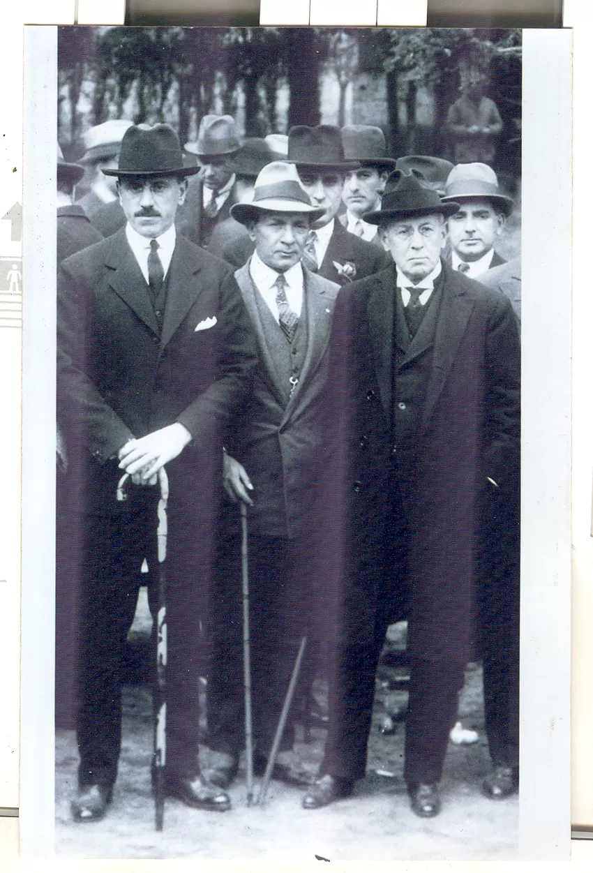 JOSÉ NICOLÁS MATIENZO. Aparece a la derecha, en Tucumán, en 1922, cuando era ministro del Interior. A la izquierda, el interventor Benito Nazar Anchorena. LA GACETA / ARCHIVO.