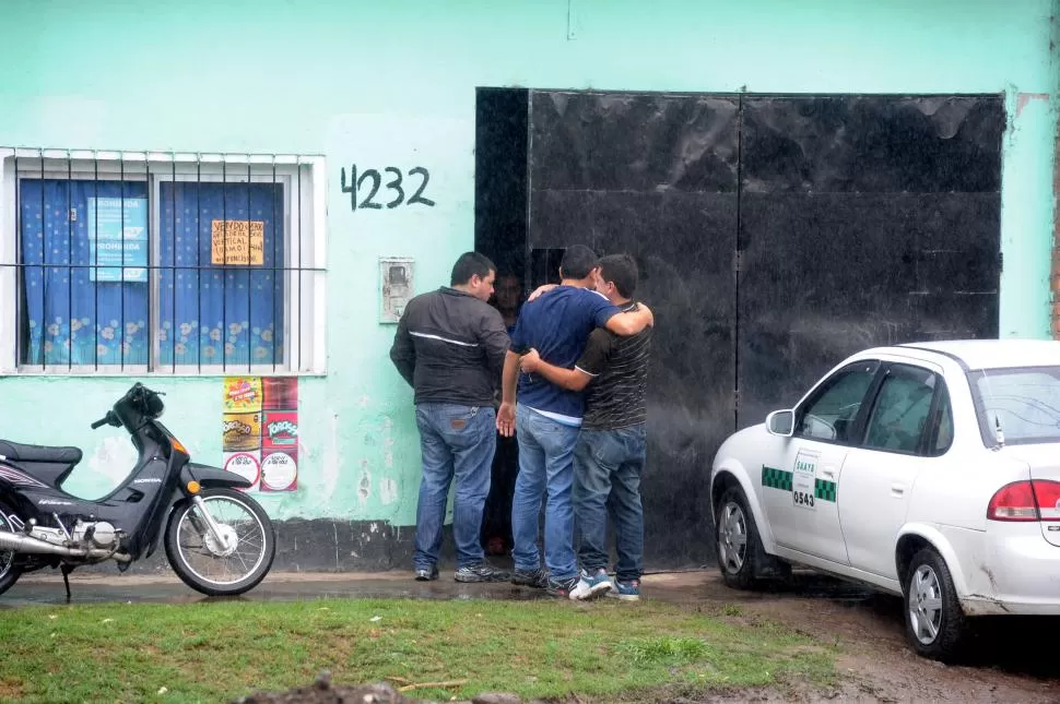 MISTERIO. El joven de 21 años vivía en una casa (foto) ubicada en Independencia al 4.200. Su padre le dijo a la Policía que lo había ahorcado. la gaceta / fotos de antonio ferroni
