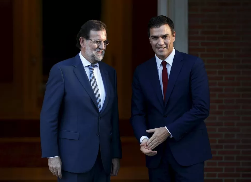 EN LA MONCLOA. Mariano Rajoy recibió al líder socialista, Pedro Sánchez, abrumado por la situación en Cataluña. reuters