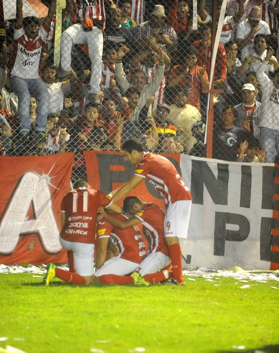 UN PUÑADO DE ALEGRÍA. Los jugadores de San Martín festejan con Uribe, que convirtió el único gol del “santo”. LA GACETA / FOTO DE ANTONIO FERRONI