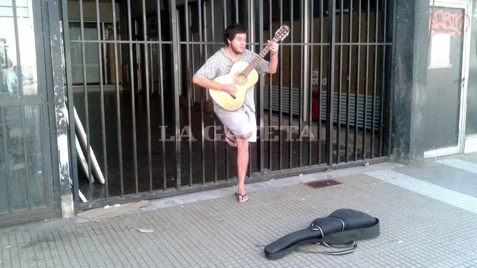 ISMAEL. Este es el músico callejero que le entonó una canción a Manzur. LA GACETA / FOTO DE JUAN MANUEL ASIS