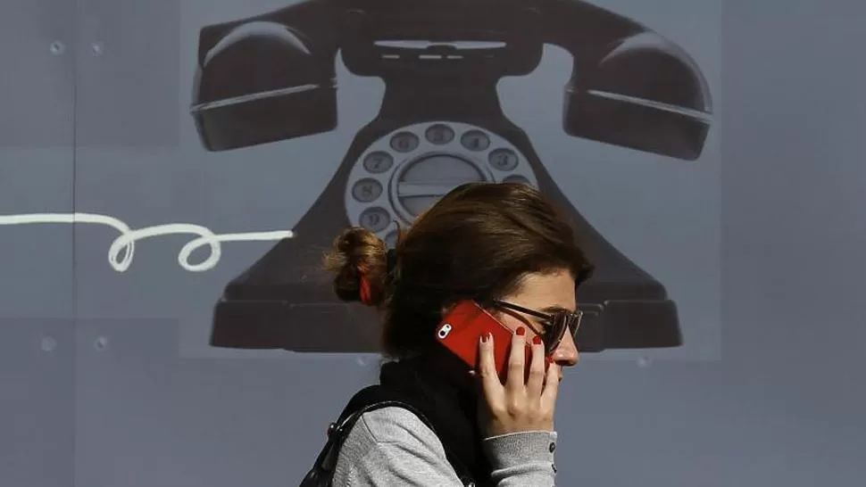 AUMENTOS. En 2016 habrá que pagar un 10% por usar el celular. FOTO DE REUTERS