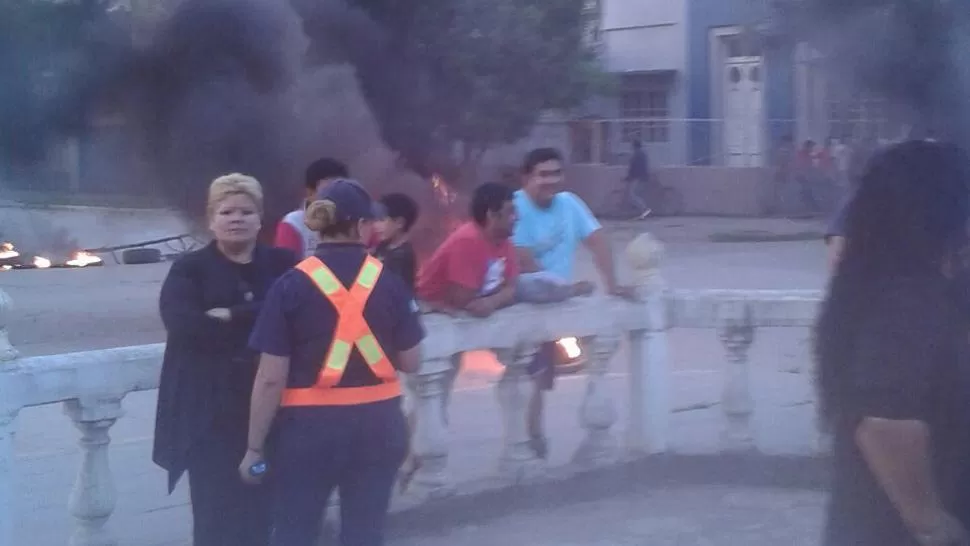 MALESTAS. Los manifestantes quemaron cubiertas frente a la Municipalidad. FOTO ENVIADA POR UN LECTOR A TRAVÉS DE WHATSAPP