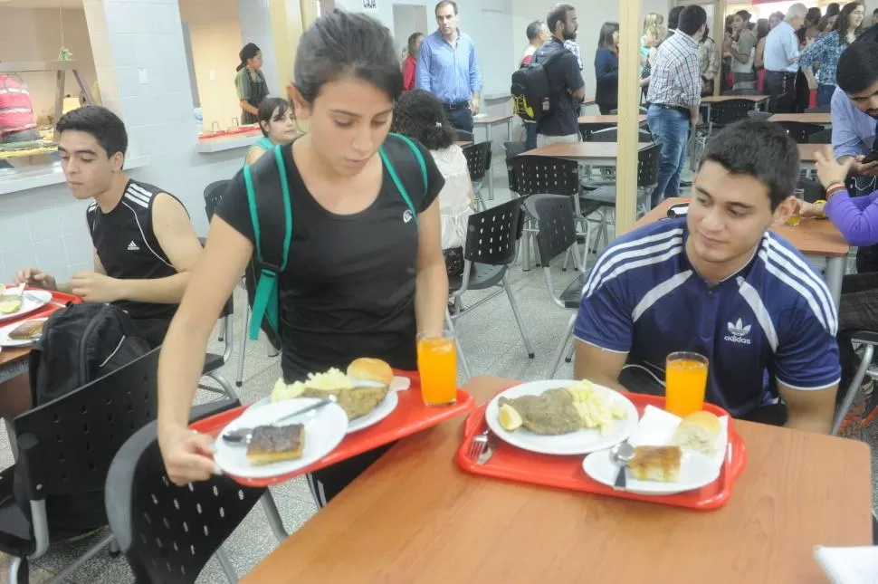 ESTRENO. Ángeles y Matías disfrutaron del almuerzo en el debut del nuevo comedor universitario.  la gaceta / fotos de antonio ferroni