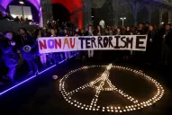 Los parisinos salen a las calles para homenajear a las víctimas