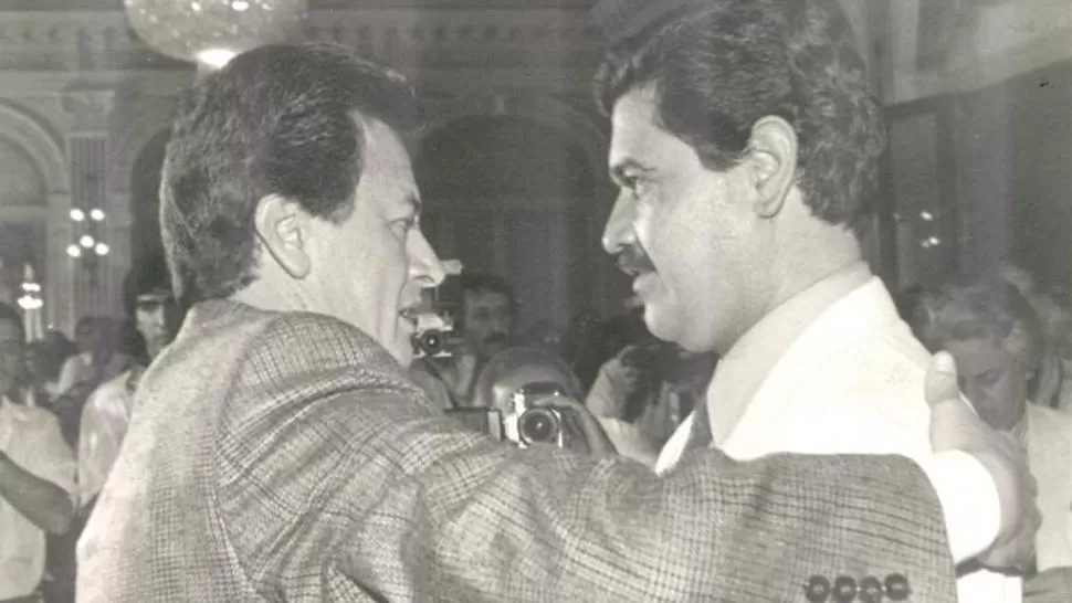 MISIÓN CUMPLIDA. “Palito” Ortega y “Chiche” Aráoz se abrazan para festejar la victoria de 1991. la gaceta / archivo