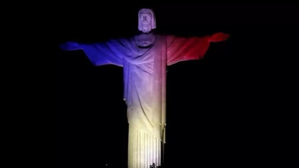 RÍO DE JANEIRO. El Cristo Redentor fue iluminado con los colores de la bandera de Francis. FOTO TOMADA DE ELHERALDO.CO