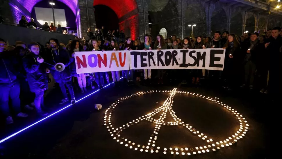 EN LAS CALLES. Con carteles y velas, parisinos repudian los ataques terroristas.  REUTERS