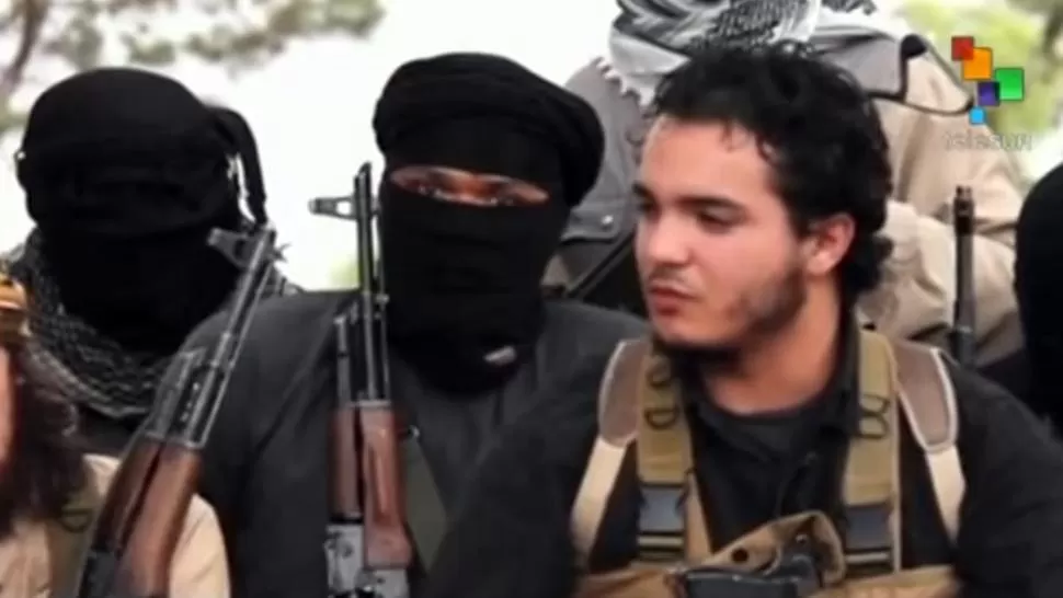 AMENAZAS. Los terroristas quemaron pasaportes franceses en el video. CAPTURA DE VIDEO