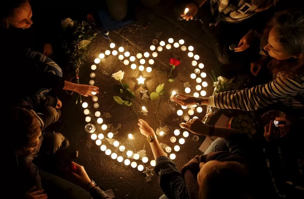 HOMENAJE. Los franceses encendieron velas para recordar a sus víctimas. reuters