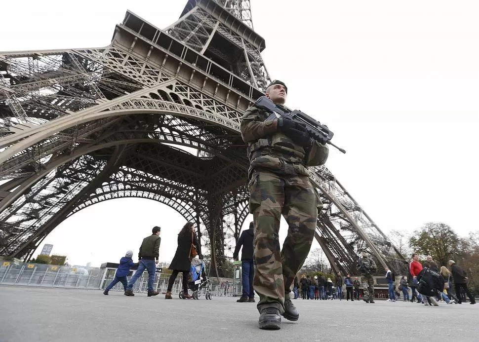 EMBLEMA. La Torre Eiffel, en París, permanece custodiada por militares. credito