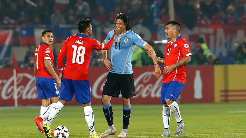 UN CRUCE RECORDADO. Gonzalo Jara hizo echar a Cavani en la Copa América con un gesto repudiable.
FOTO DE ARCHIVO