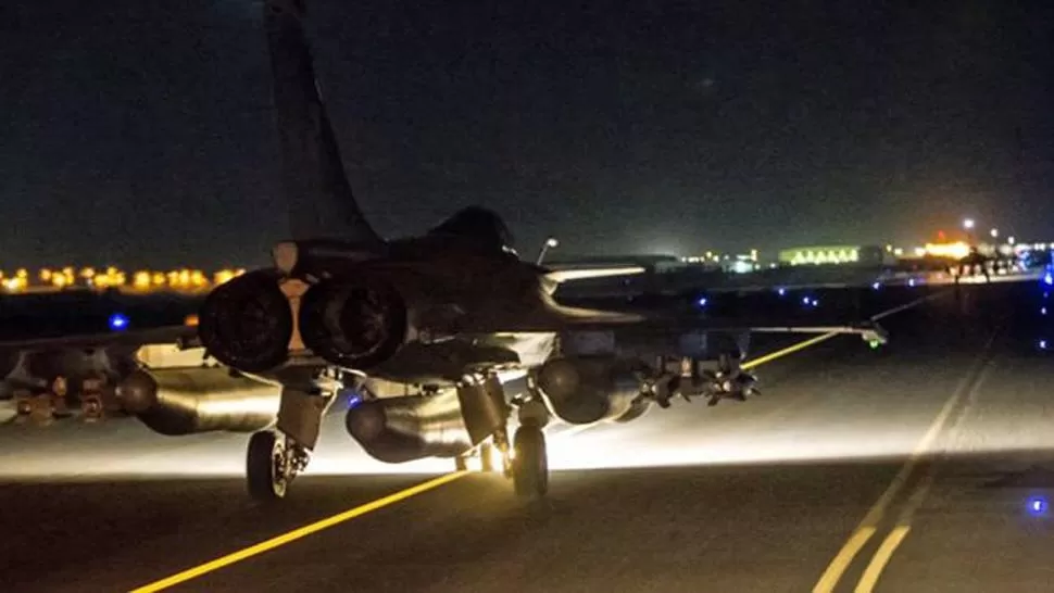 DESPEGUE. Aviones de guerra franceses despegan para bombardear Raqqa. FOTO TOMADA DE 1ZIP.RU