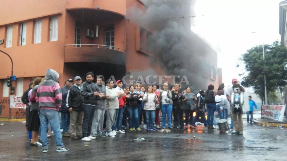 DURA PROTESTA. Durante varias horas, los manifestantes sitiaron la Intendencia de Concepción. LA GACETA / FOTO DE OSVALDO RIPOLL ARCHIVO