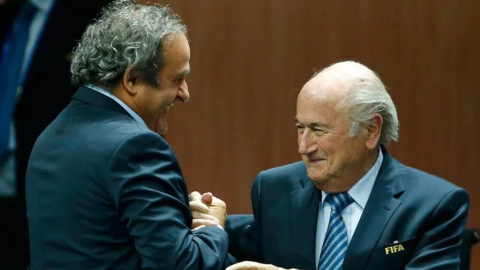 OTROS TIEMPOS. Platini y Blatter sonríen. El Comité de Apelaciones de la FIFA rechazó que se les levante la sanción.
FOTO DE ARCHIVO