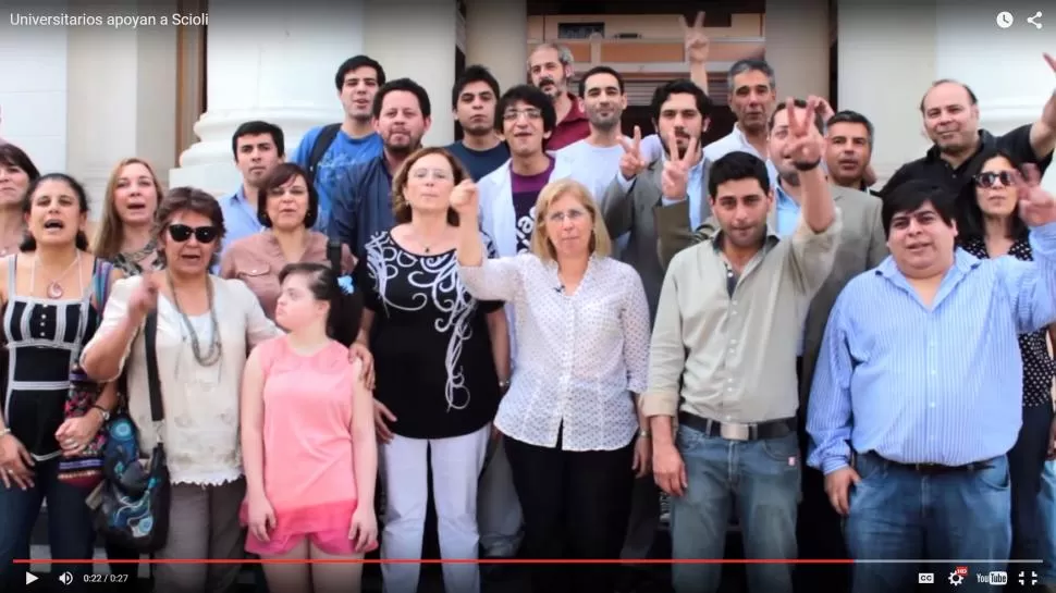EN 28 SEGUNDOS. El video de universitarios con la rectora Bardón -al centro, de camisa a lunares- en apoyo al FpV. captura de video