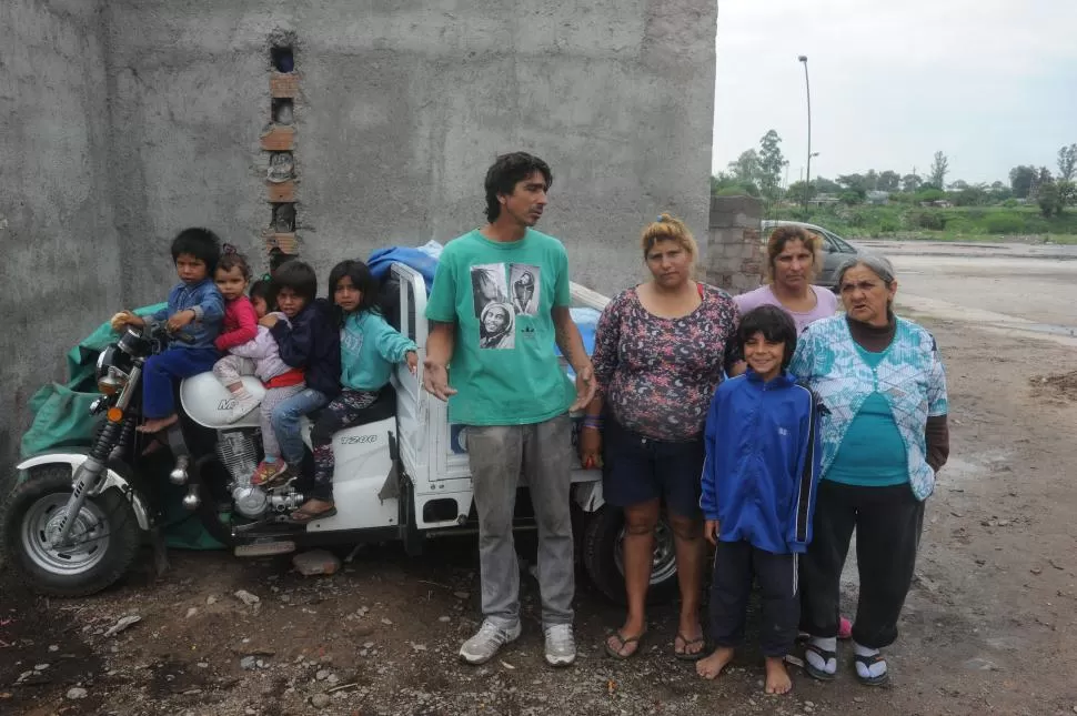 SIN USO. Pablo Zurita, rodeado por algunos de sus ocho hijos y vecinos, asegura que ya no usa el motocarro porque no lo dejan circular sin papeles. LA GACETA / FOTO DE ANTONIO FERRONI.