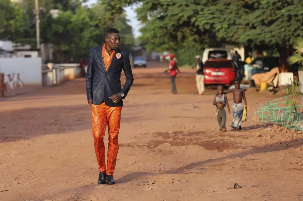 CONTRASTE. El modelo Lanseni Doumbia, por las calles de Mali, con un traje del diseñador maliense Barros Coulibaly. 