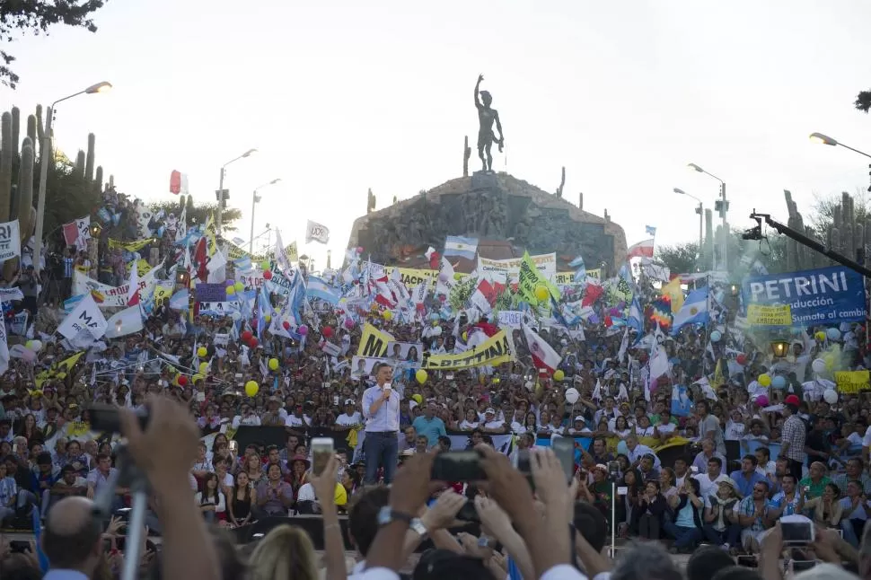 “LOS QUIERO, LOS AMO”. Rodeado de militantes y con el monumento al Indio por detrás, Macri cerró su campaña pidiendo terminar con las diferencias.  la gaceta / foto de juan pablo sánchez noli (enviado especial)