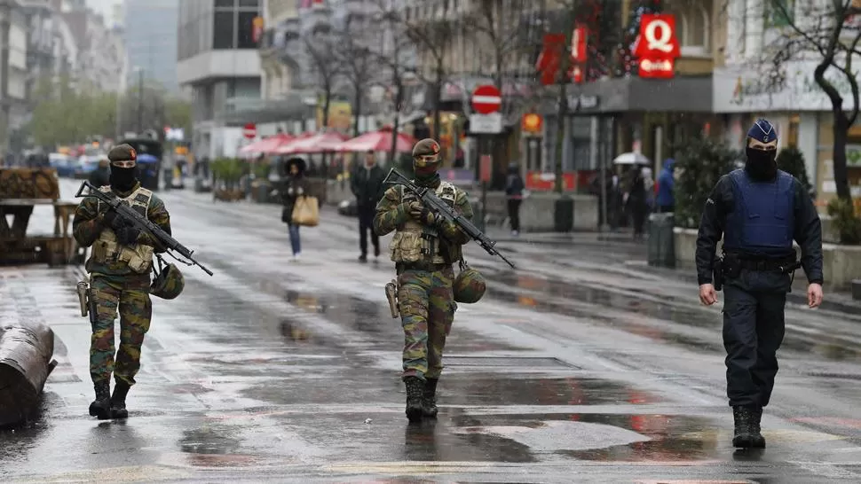 TENSIÓN. Militares belgas vigilan la ciudad de Bruselas. REUTERS