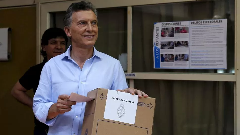 AL SALIR DEL CUARTO OSCURO. Macri, al momento de votar. FOTO DE REUTERS