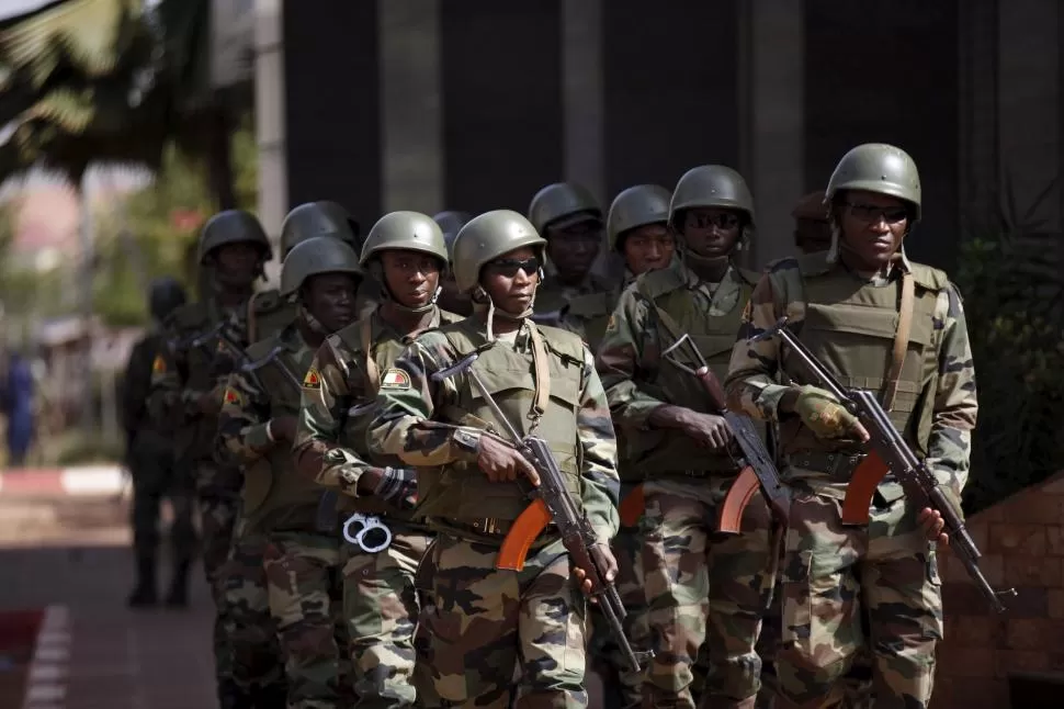 BAMAKO. Soldados malienses patrullan las calles de la capital, tras el ataque de un grupo yihadista al hotel Radisson. reuters