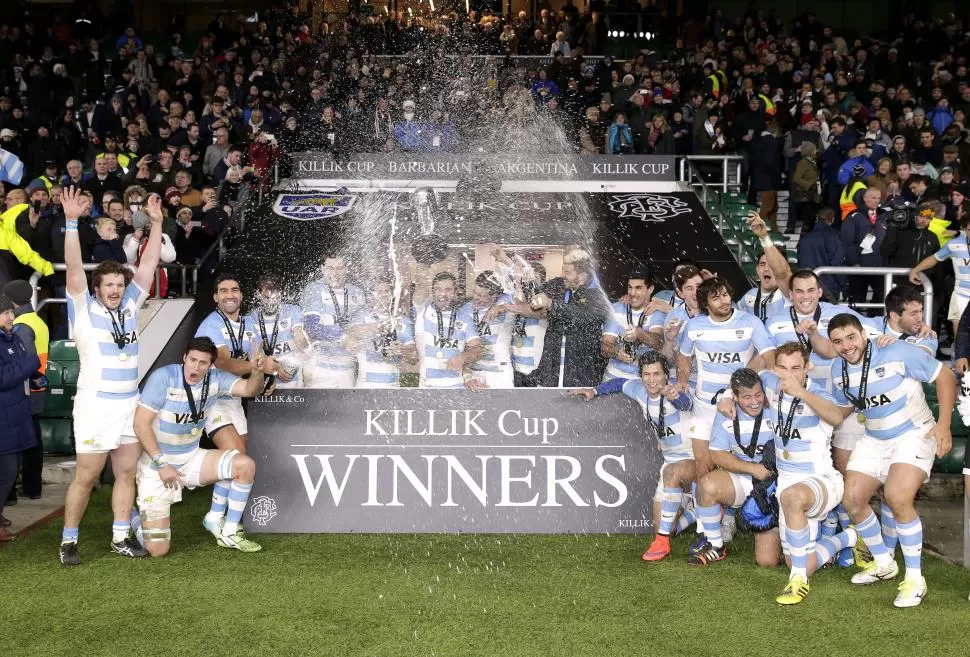 A LA VITRINA. Argentina ganó su primera Killik Cup, el trofeo que se pone en juego cuando Barbarian FC juega en Londres. REUTERS