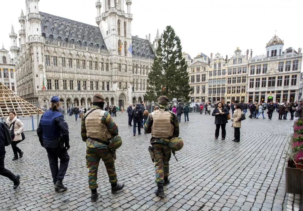 LA GRAND PLACE. Soldados patrullan el principal paseo público de la capital belga, donde se instaló un árbol navidad. reuteres