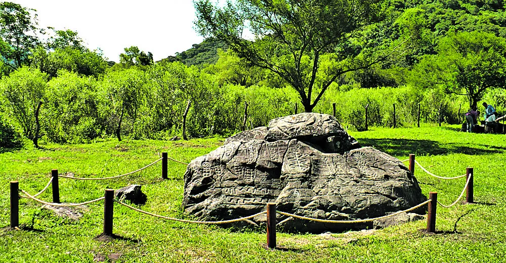 PROTECCIÓN PRECARIA. La “Piedra “Pintada” es un atractor turístico en San Pedro de Colalao, y debe ser preservada, afirman expertos en patrimonio.  foto ente cultural tucuman