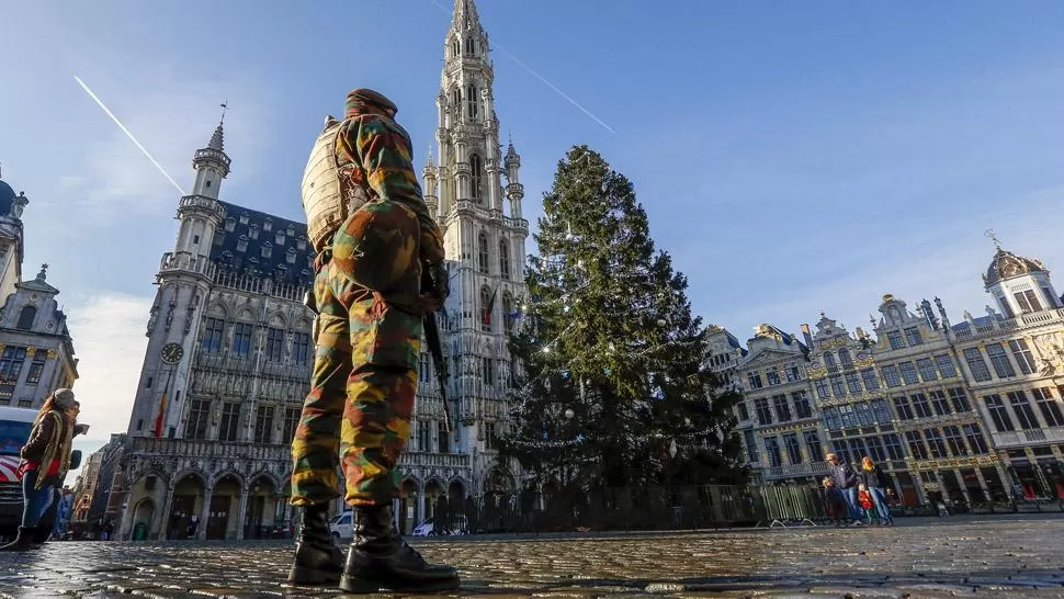 ALERTA MÁXIMA. Un soldado vigila la plaza principal de Bruselas. REUTERSr