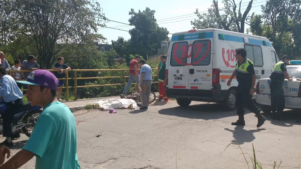 ABANDONADO. Cuando llegó la ambulancia del 107, el cartero ya había perdido la vida, sobre el puente. foto enviada a la gaceta en  whatsapp