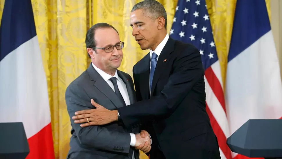EN LA CASA BLANCA. Hollande y Obama se saludan antes de dar una conferencia de prensa hoy. FOTO DE REUTERS