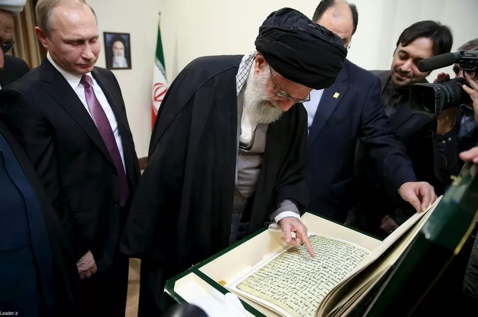 UN LIBRO ANTIGUO. Putin le regaló el Corán escrito a mano al ayatolá y líder supremo de Irán, Ali Khamenei REUTERS