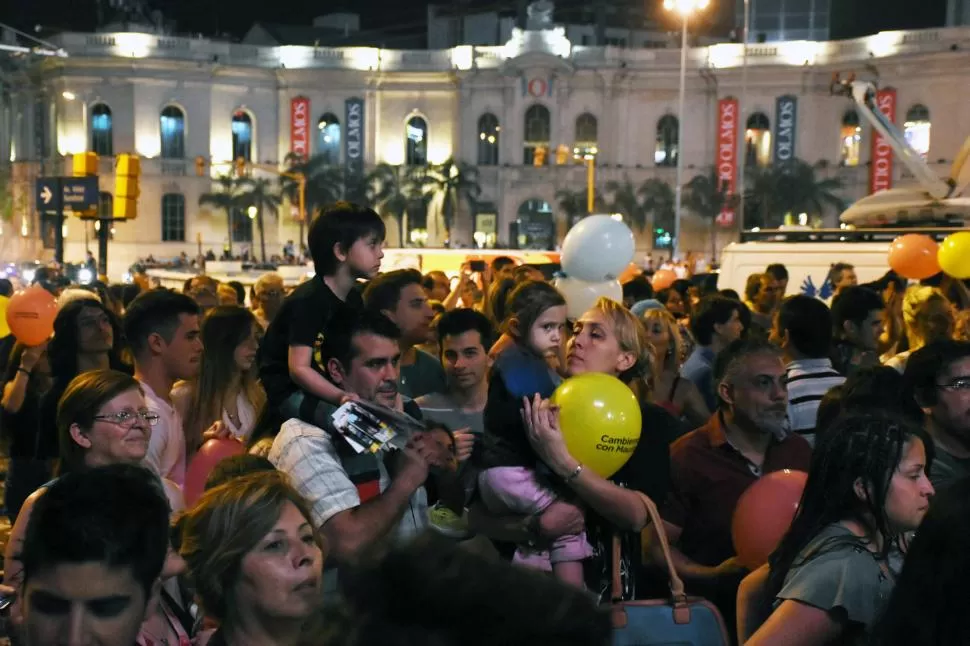 CASONA RADICAL. Cientos de personas se encontraron frente a la sede de la Unión Cívica Radical, en pleno centro cordobés, para festejar el triunfo de Macri. telam