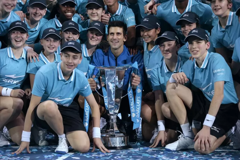 BUENA ONDA. Novak Djokovic se divierte junto a los alcanzapelotas. reuters