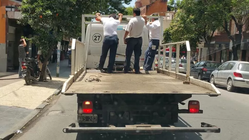 EN INFRACCIÓN. Los inspectores municipales viajan en la caja de un camión. FOTO ENVIADA POR WHATSAPP