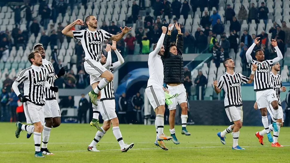 FESTEJO TURINÉS. Los jugaodres de Juventus festejan la victoria y el primer puesto del grupo.
FOTO DE REUTERS