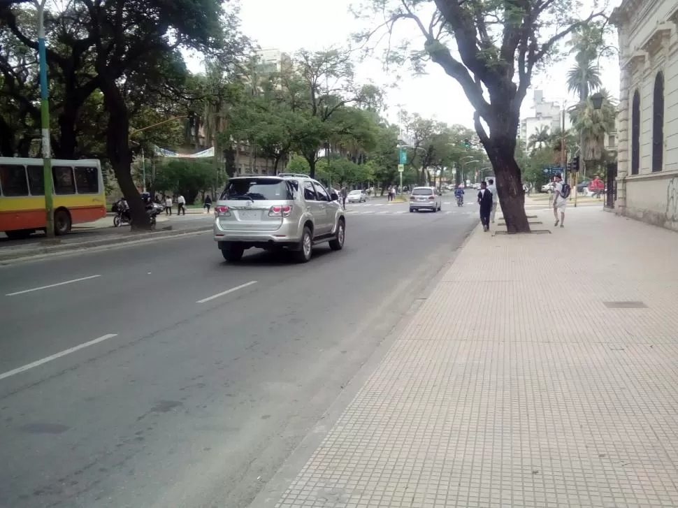 OCTUBRE. En calle San Martín 700 (fuera del banco Tucumán-Grupo Macro) una camioneta de la Legislatura se marcha con las valijas. 