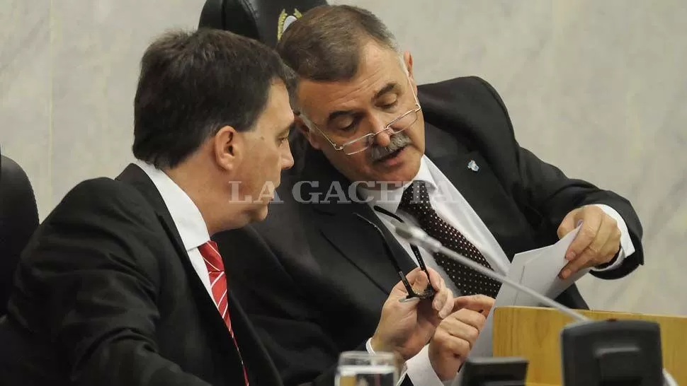 NUEVA FUNCIÓN. Pérez dialoga con vicegobernador y titular de la Cámara, Osvaldo Jaldo, luego de la elección. LA GACETA