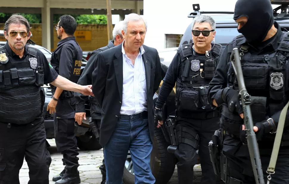 UN EMPRESARIO. Bumlai fue detenido en Curitiba y llevado esposado a la sede judicial donde fue notificado de los cargos que pesan en su contra. reuters
