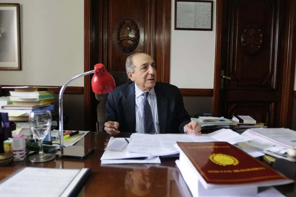 AL FINAL SE DISTENDIÓ. Antonio Gandur en su despacho, después de ser reelecto como presidente de la Corte. la gaceta / fotos de analia jaramillo 