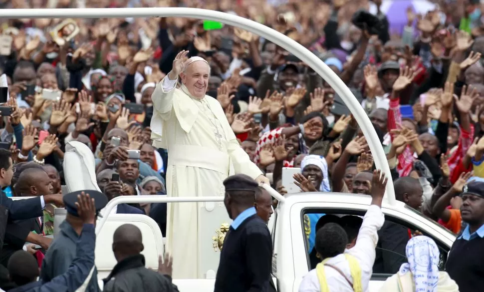 EN NAIROBI. Francisco saluda ayer a los fieles en la capital de Kenia. Rechazó utilizar un vehículo blindado. reuters