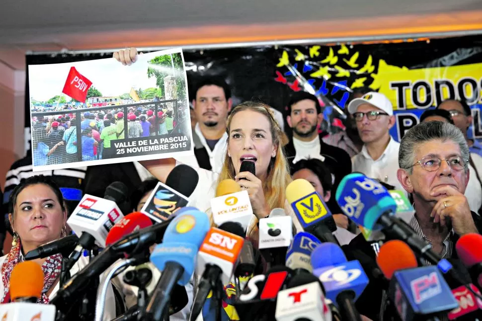 PIDE JUSTICIA. Lilian Tintori muestra una imagen del lugar donde mataron a su colega, y responsabilizó al gobierno de Maduro y a sus simpatizantes. reuters