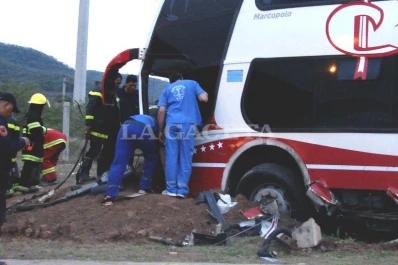 Se despistó un colectivo en el camino de la Virgen del Cerro
