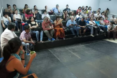 El teatro, entre la protesta y los festejos