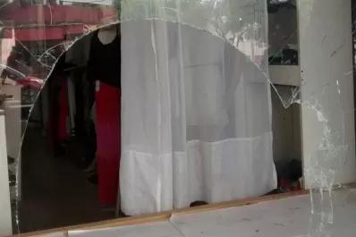 Rompieron la vidriera e intentaron robar un comercio en Barrio Sur
