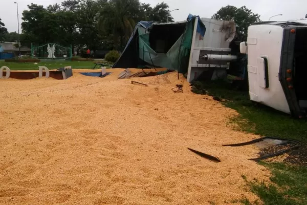 Volcó un camión sobre la rotonda de Lules