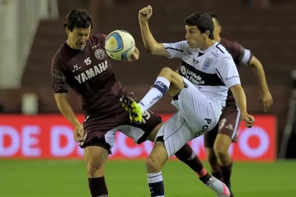 Lanús ganó y mantiene la ilusión para seguir en carrera