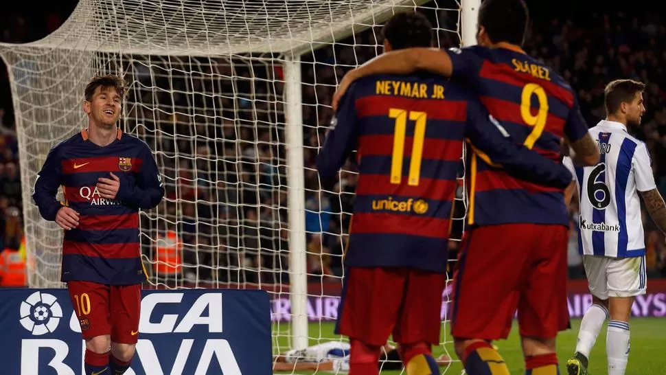 BUENA COSTUMNRE. Messi, Suárez y Neymar festejan la goleada. REUTERS