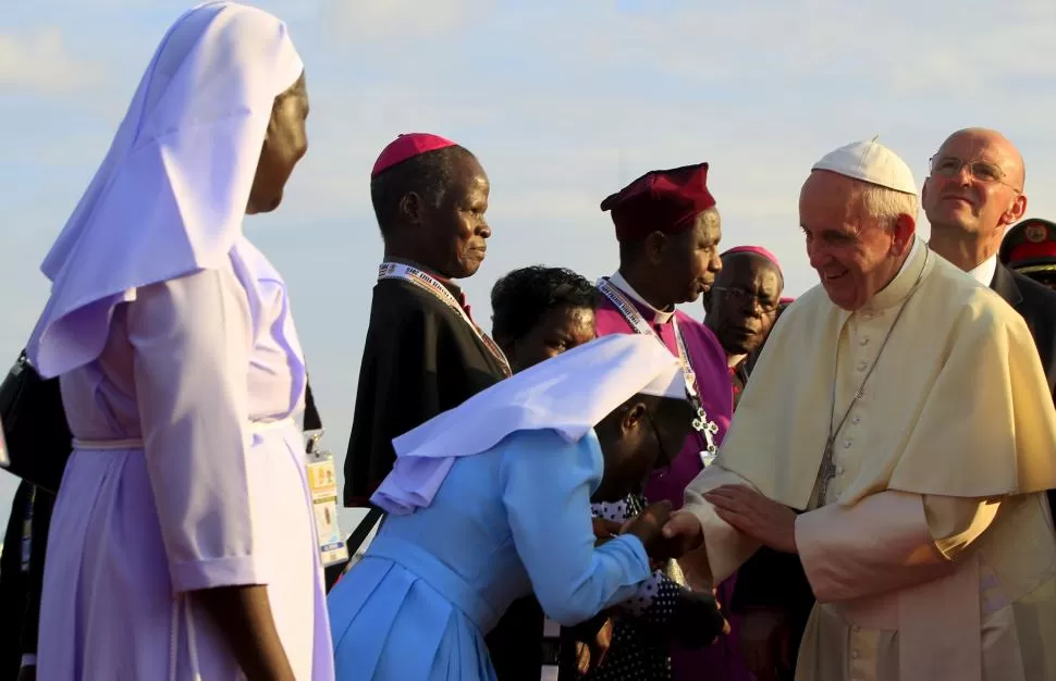 SIGUE LA GIRA. Francisco llegó ayer a Uganda y hoy visitará un santuario. reuters